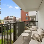 Lägenhetshotell Doki Living - Foodhall & Parking By Downtown 3*