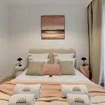 Doki Living - Foodhall & Parking By Downtown Lägenhetshotell Gdańsk