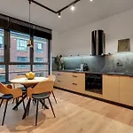 Doki Living - Foodhall & Parking By Downtown 3*