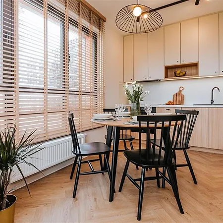 Doki Living - Foodhall & Parking By Downtown 3*