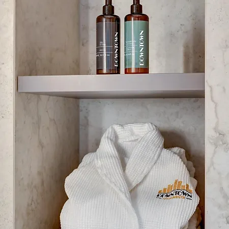 Doki Living - Foodhall & Parking By Downtown Apartment