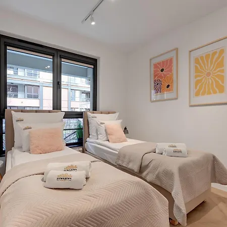 Doki Living - Foodhall & Parking By Downtown 3*