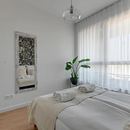 Doki Living - Foodhall & Parking By Downtown מלון דירות גדנסק