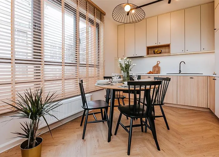 Doki Living - Foodhall & Parking By Downtown 4*